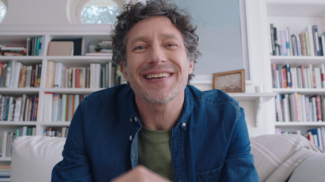 hombre caucásico atractivo teniendo video chat usando cámara web en casa saludando al bebé compartiendo estilo de vida padre disfrutando de la conexión en línea en pantalla horizontal 4k imágenes