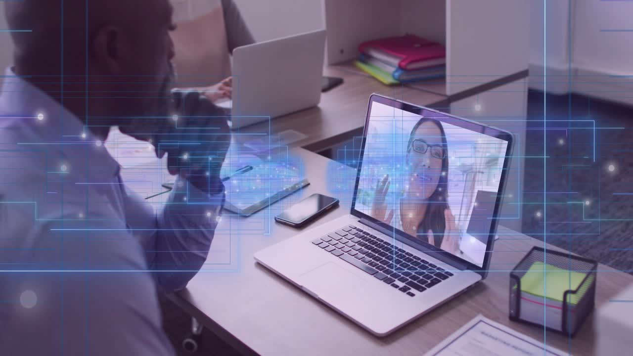 Profesjonell mann åpner laptopen og blir med i en virtuell forretningssamtale med AI-grafikk som overlegger skrivebordet.