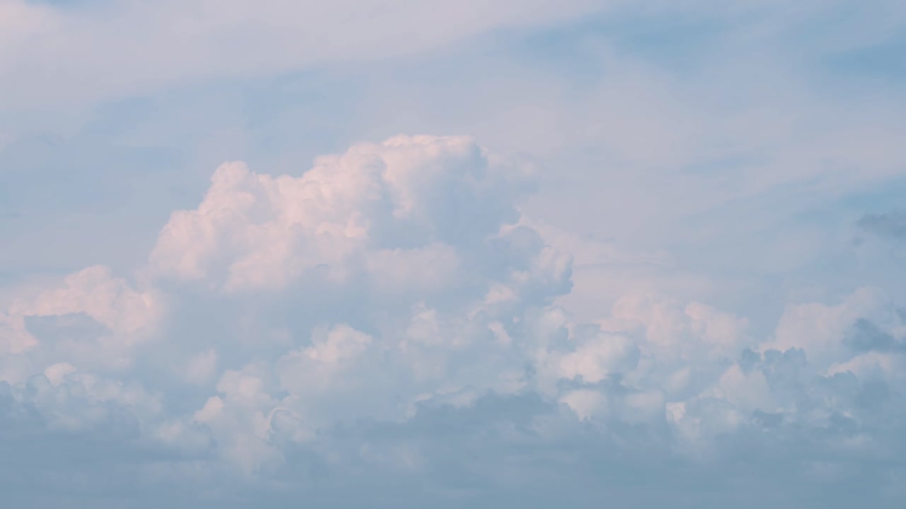 폭풍과 극적인 폭풍 구름의 배경은 아프리카에서 비가 오는 계절에 탄자니아의 세렌게티 국립 공원에서 아프리카에서 극적인 하늘과 함께 공간을 복사합니다.