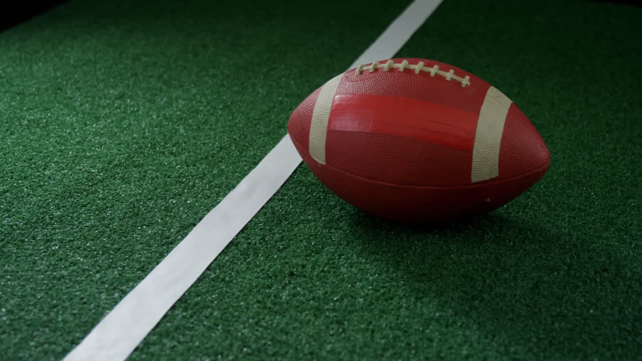 Football americano su campo in erba sintetica 4k