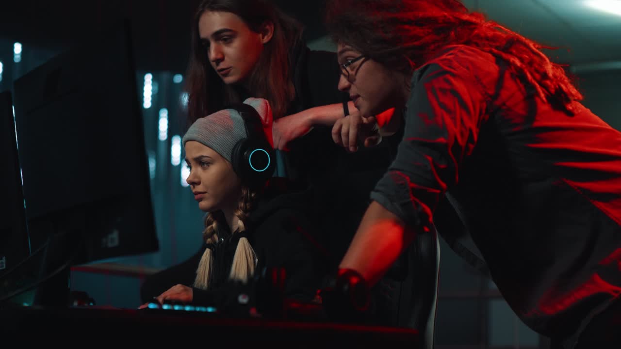 el equipo de esport de jugadores profesionales aplaude y espera el éxito de la chica que juega en el torneo de juegos en la arena. transmisión en línea del torneo