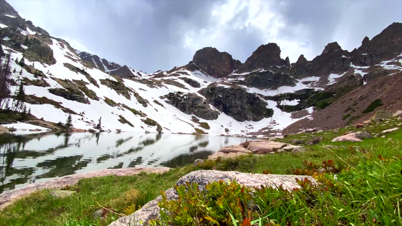 콜로라도 산 사이의 한적한 호수에서 놀라운 시간 경과