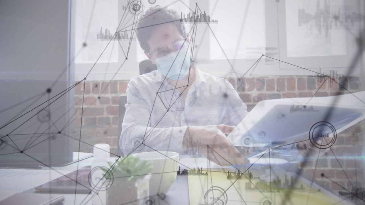 사무실에서 문서를 읽는 얼굴 마스크를 쓰는 백인 남자를 반대하는 연결 네트워크