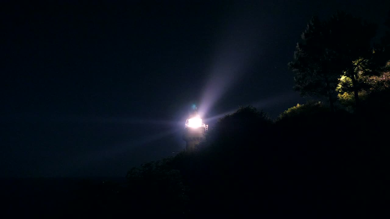 밤에는 원활하게 회전하는 등대