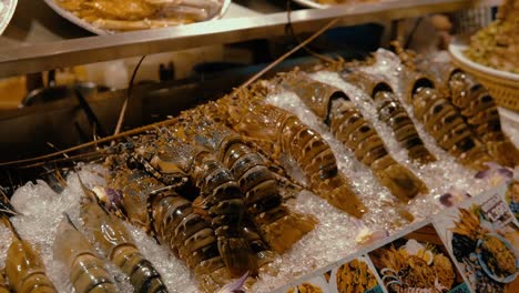 Langosta-Enfriada-Con-Hielo-En-Un-Mercado-De-Comida-Tailandesa-En-Bangkok