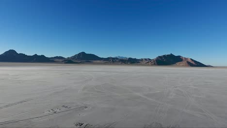 volar sobre las salinas de bonneville en el noroeste de utah revela sal blanca y huellas de neumáticos