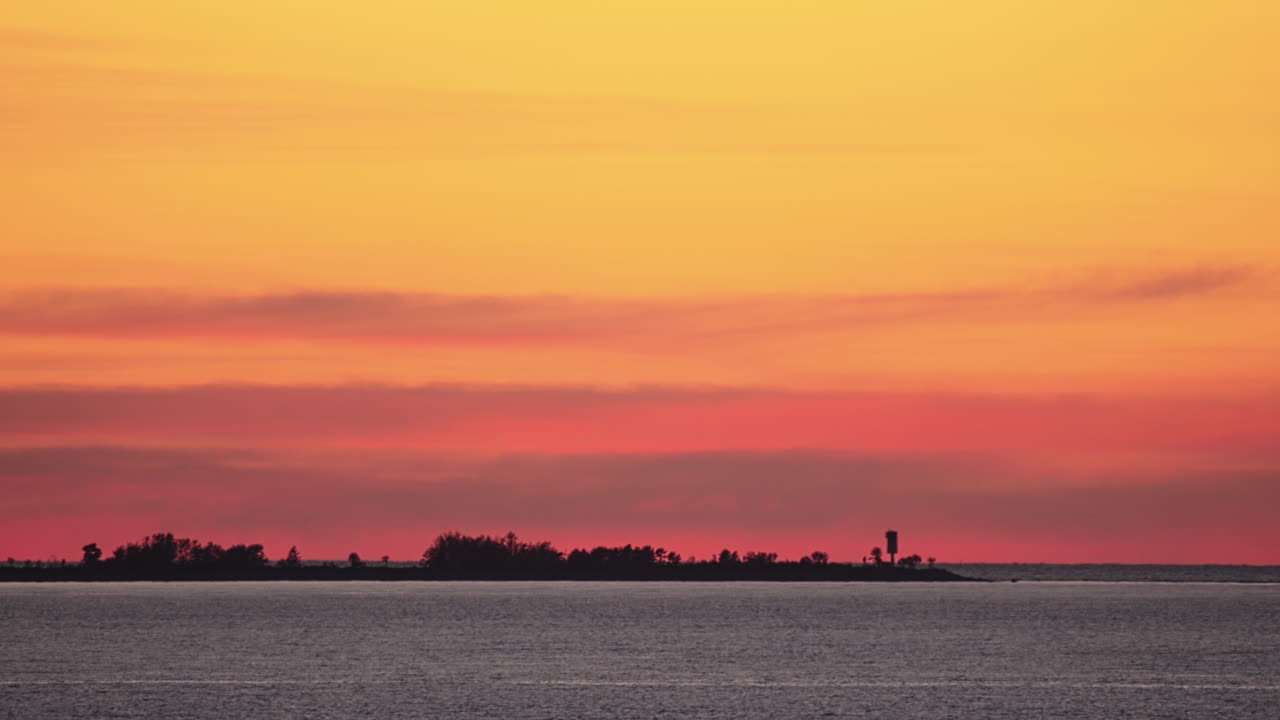 海上壮丽日落与灯塔剪影