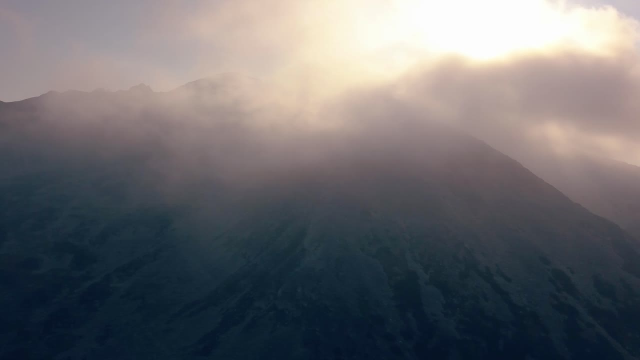 levantamiento disparado hacia arriba y sobre las majestuosas montañas de rumania.