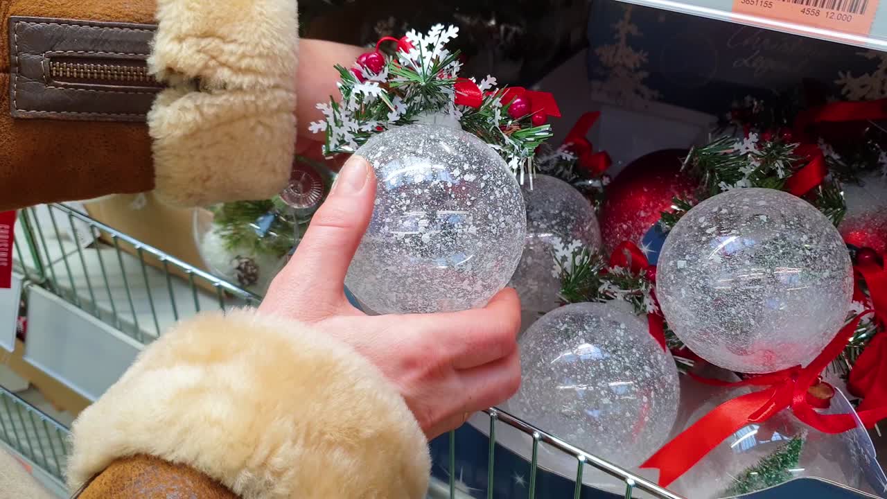 크리스마스 트리 장식을 위해 매장에서 선택하고 쇼핑하세요.