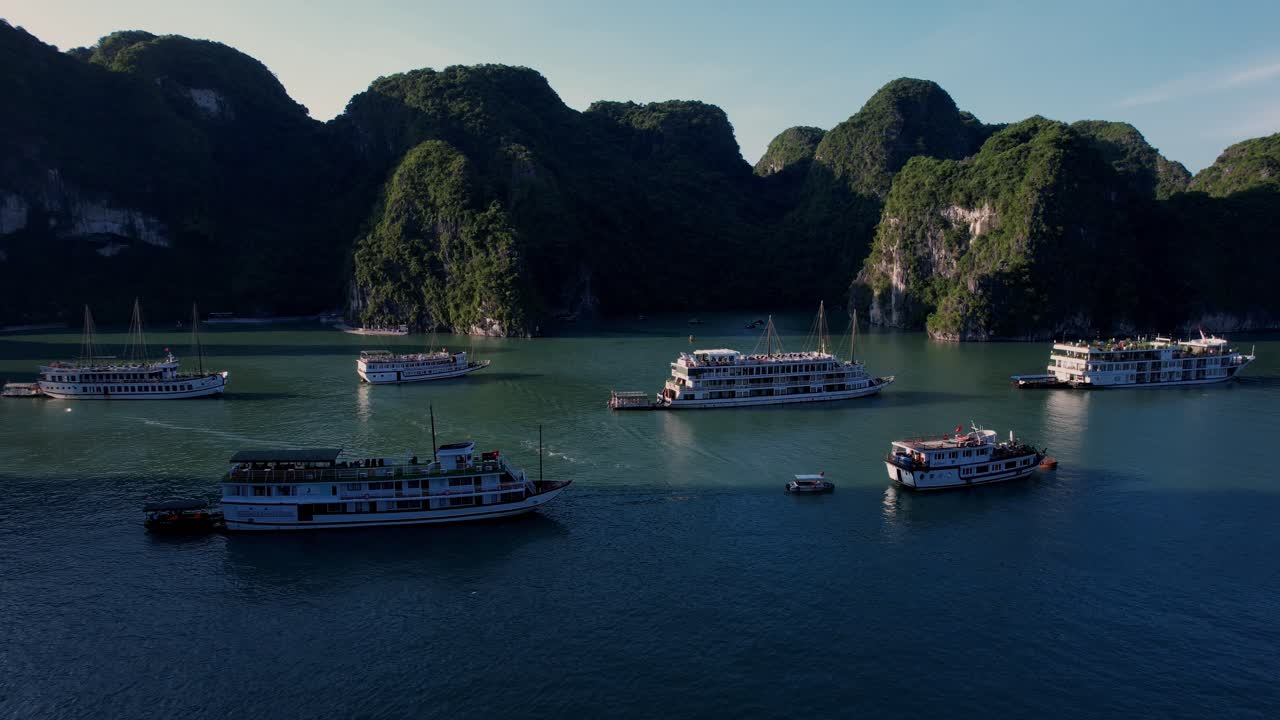 barcos de chatarra aéreos de la bahía de halong rodeados de formaciones rocosas, vietnam