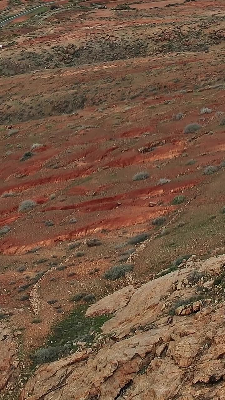Vistas de colinas pronunciadas y carreteras sinuosas en Fuerteventura, España