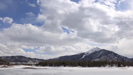 Zeitraffer-Mit-Wolken-In-Dillon-Colorado