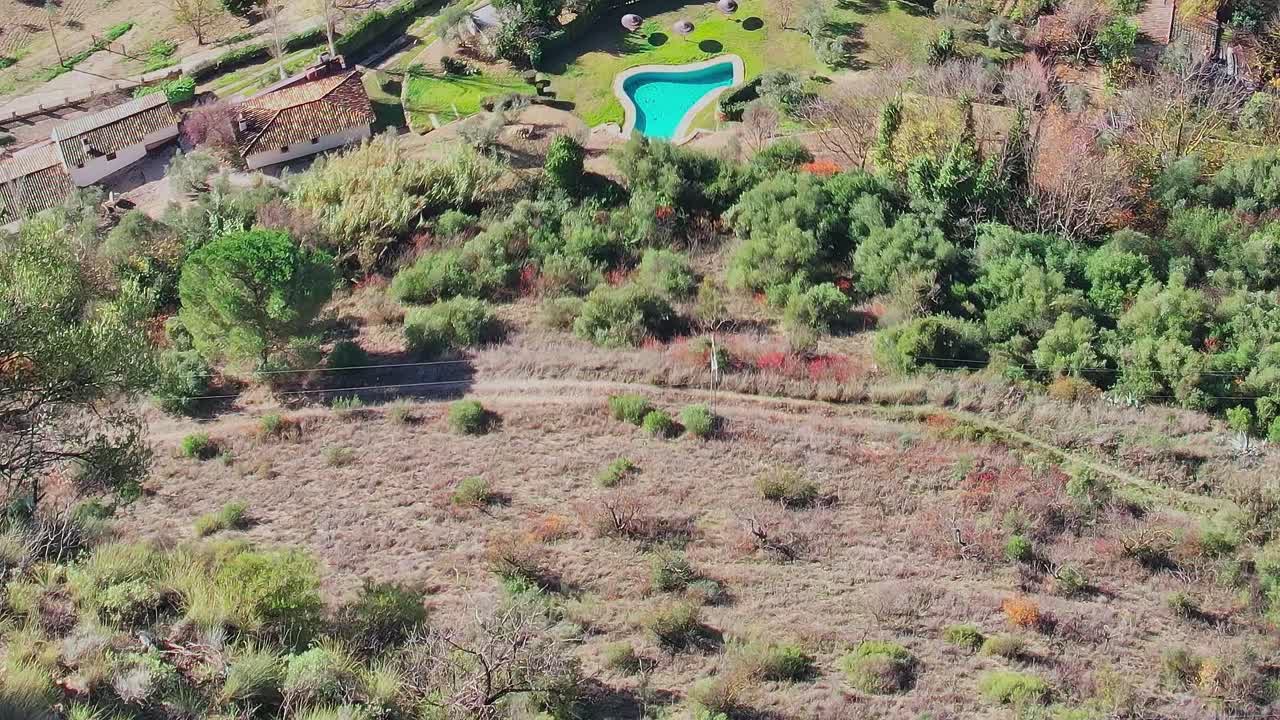 Besuch einer ruhigen Gegend in der Nähe von Málaga, Spanien, mit viel Grün und einem Pool