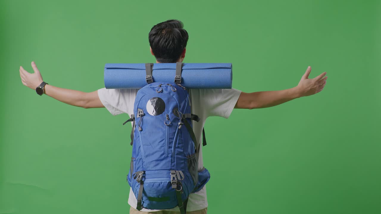 배 과 요가 매트 를 가진 남자