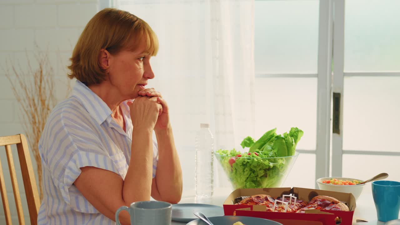 식사 를 고려 하는 여자