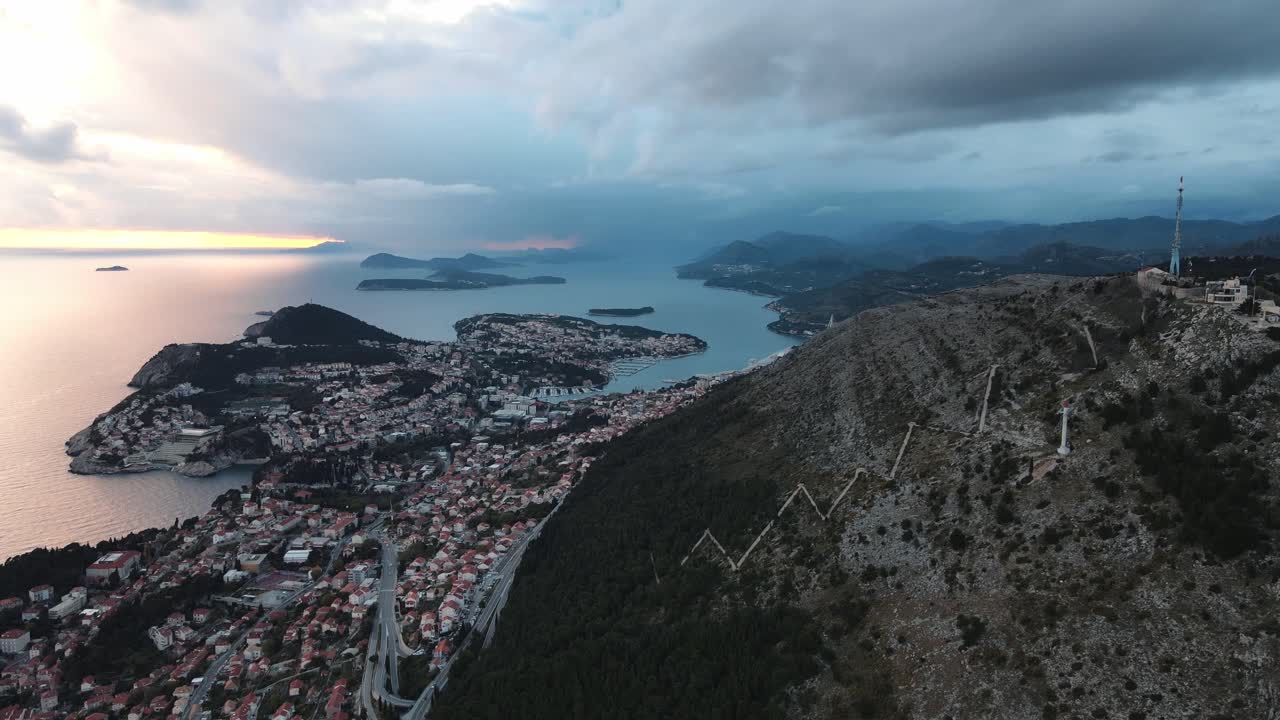 크로아티아 두브로브니크의 일몰 동안 오션 타운 드론 샷