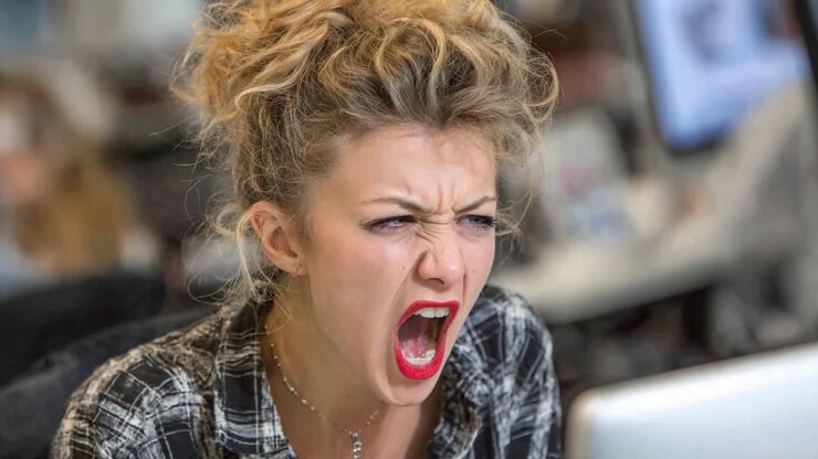 Violentes crises émotionnelles : capturer la frustration et la colère dans un moment de stress lié au travail dans un environnement de bureau moderne