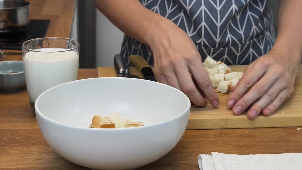 la preparación de croutons para la sopa