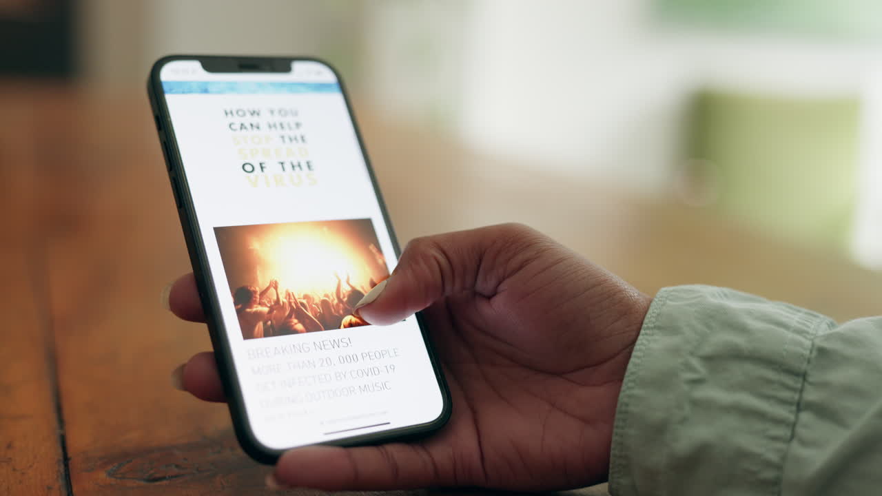 persona mirando su teléfono inteligente mostrando información sobre el virus.