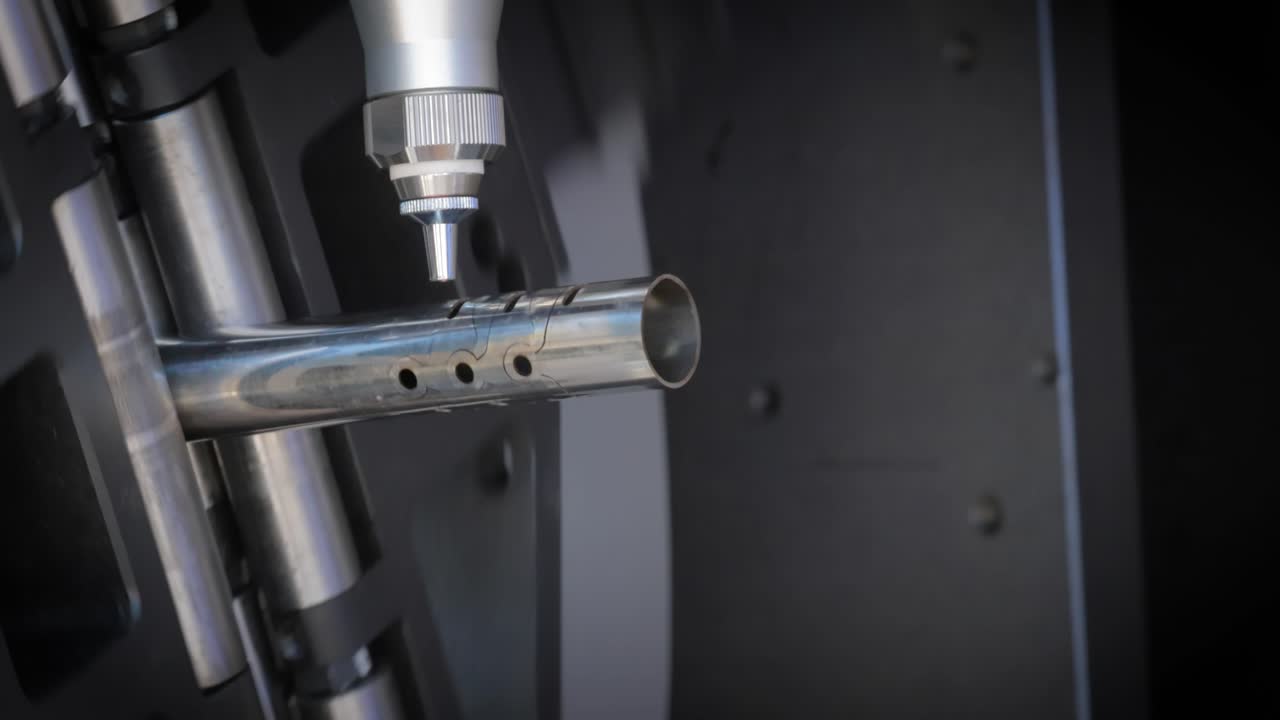 Taglio laser di un tubo metallico