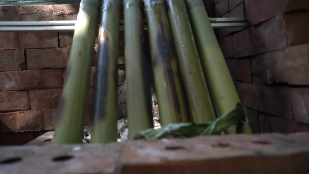 la cocina de lemang, un tipo de arroz de bambú. el lemang está hecho de arroz glutinoso que se cocina con leche de coco en bambú hueco. se encuentra comúnmente en brunei, indonesia, malasia y singapur.