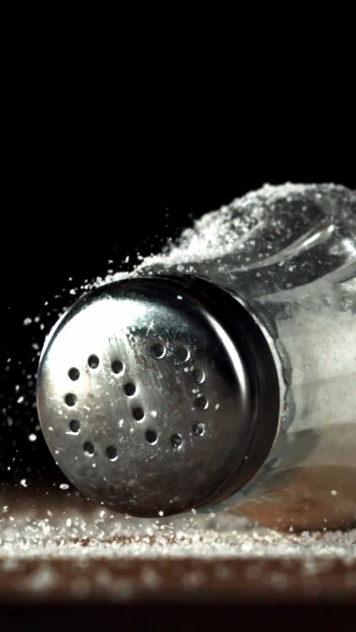 Rallentatore di una saliera che cade e sparge il sale