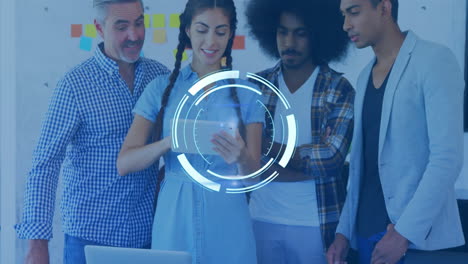 discusión de proyectos, diversos colegas utilizando interfaz digital futurista en la oficina