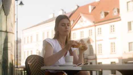 joven mujer de moda sentada al aire libre