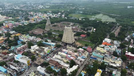 Luftaufnahme-Des-Tempels-Sri-Kanchi-Kamakshi-Amman,-Umgeben-Von-Der-Stadt-Kanchipuram-Und-Landwirtschaftlichen-Flächen