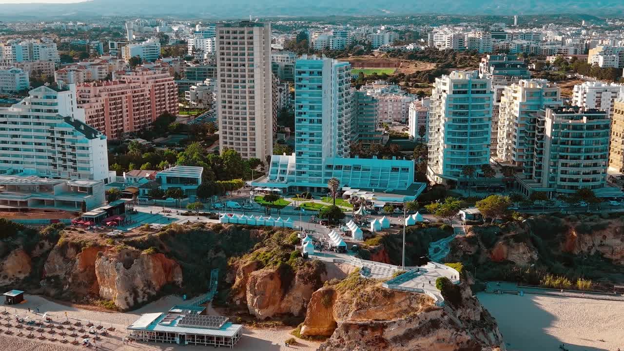 Näkymä rannikkokaupunkiin Portugalissa, jossa on useita rakennuksia rannan lähellä