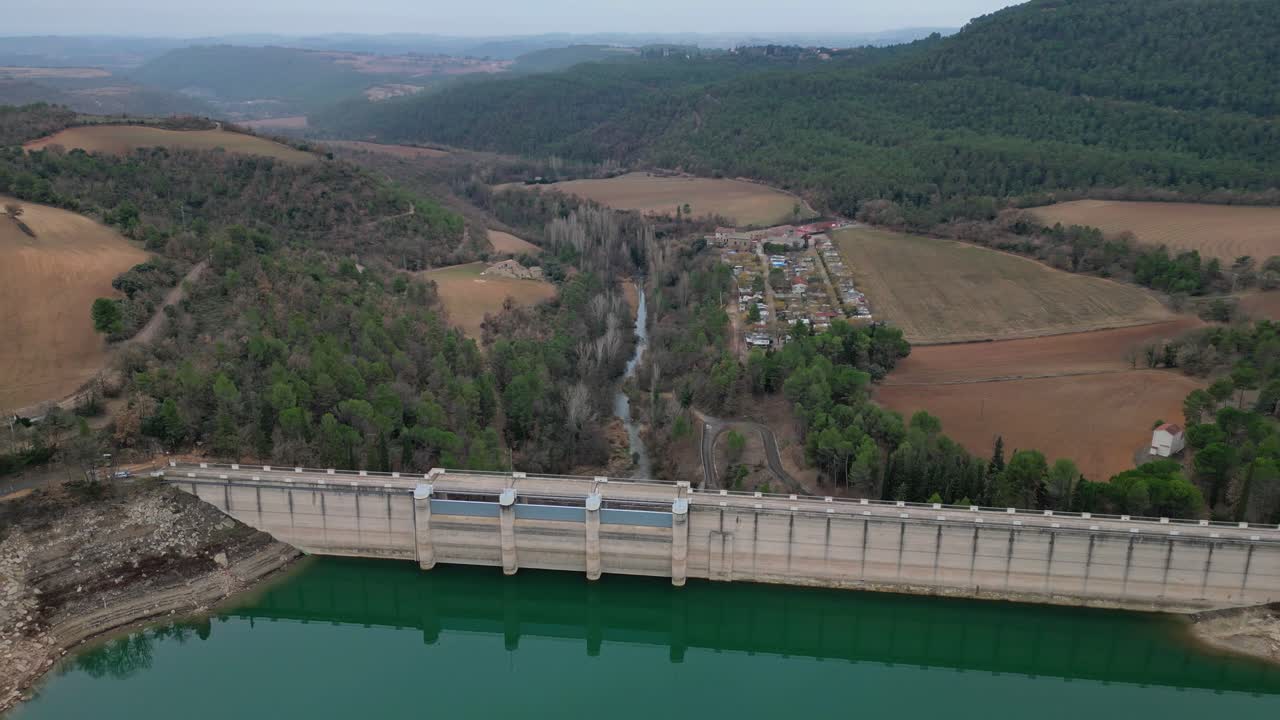 el embalse de san ponce en cardona, barcelona, rodeado de exuberantes colinas verdes, vista aérea