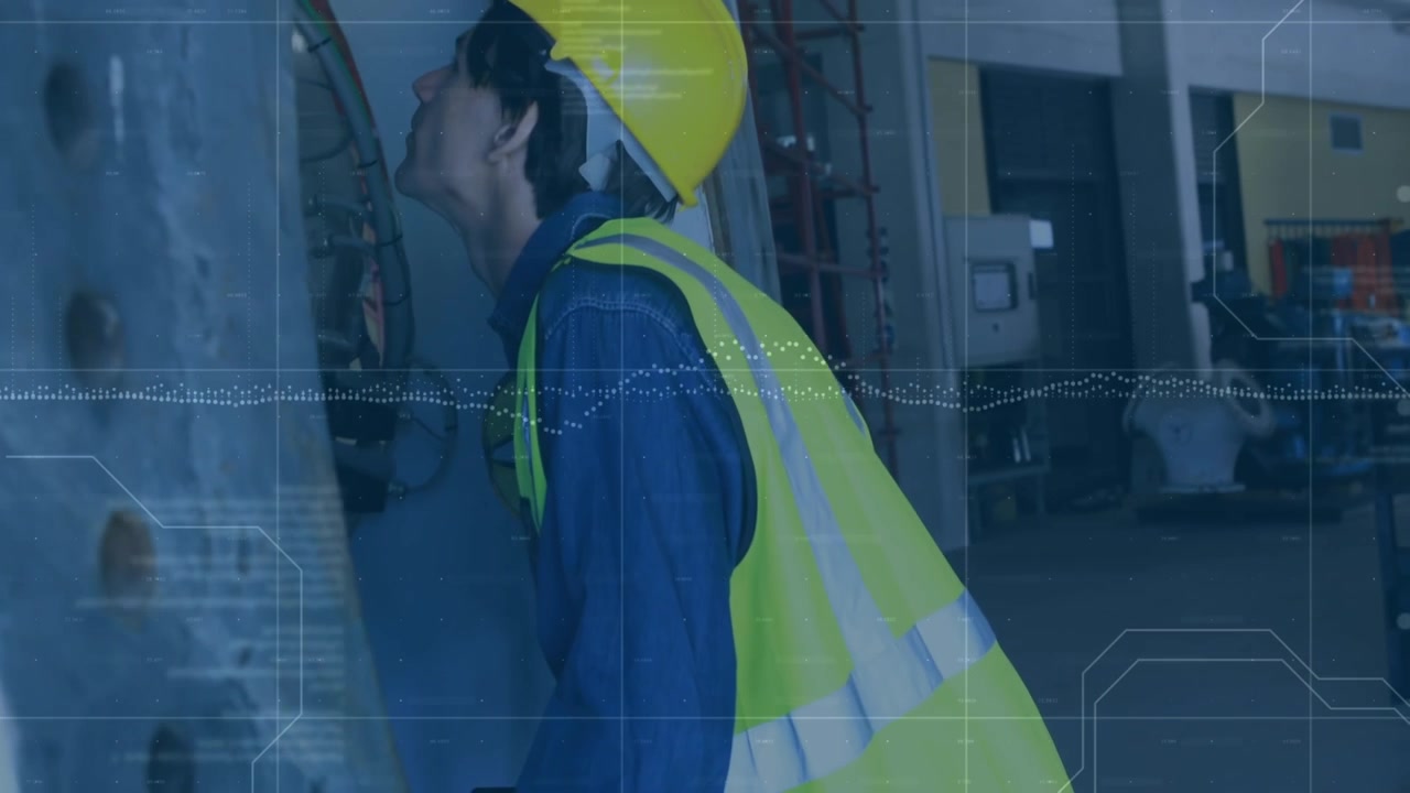 Animazione di grafico ed elaborazione dati su operaio che ispeziona attrezzature presso centrale elettrica