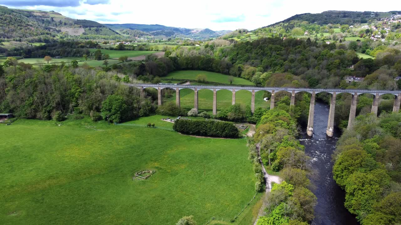 조감도 pontcysyllte aqueduct 및 강 dee 운하 좁은 보트 신부 chirk 웨일스 계곡 시골 하강 기울기 공개