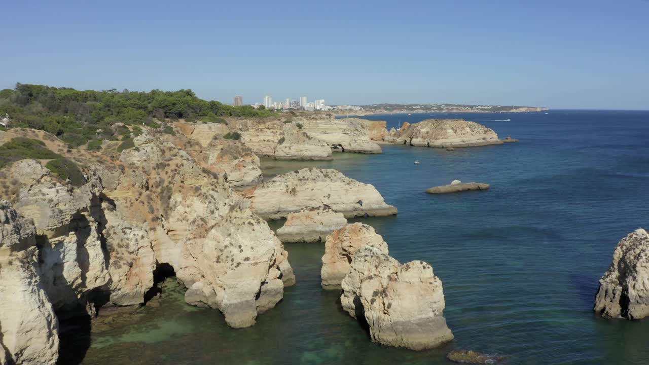 이국적인 열대 바다로 둘러싸인 포르투갈 해안에 있는 포르티마오의 장엄한 절벽