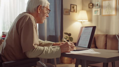 gerente sénior trabajando con documentos