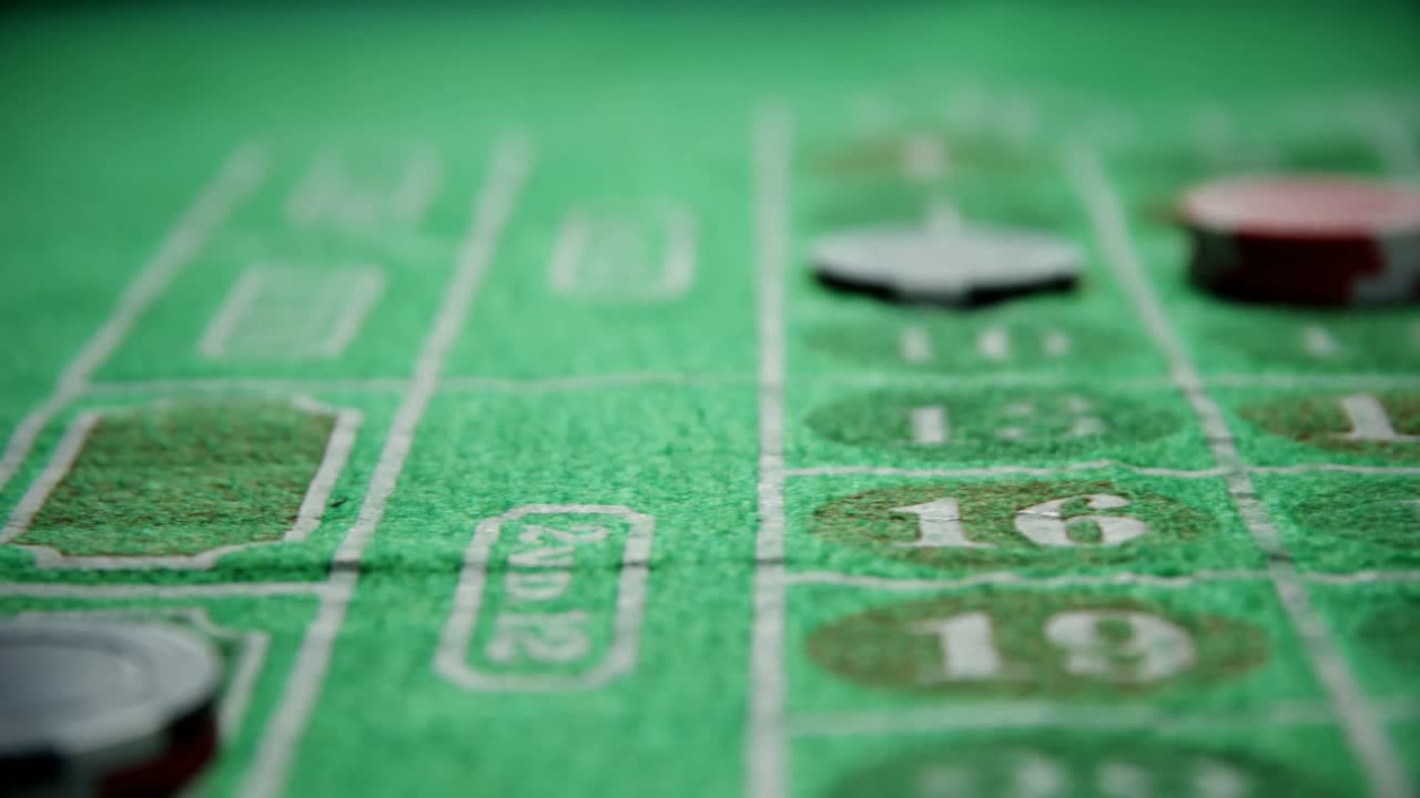 fichas de casino en la ruleta en la mesa de póquer 4k