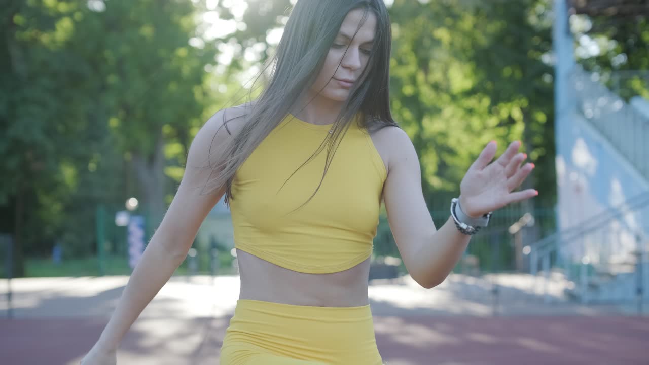 여자 운동 선수 가 트랙 에서 포즈 를 취 하고 있다