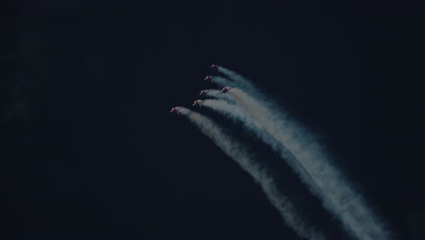 los aviones a reacción acrobáticos pintan el cielo en los colores de la bandera francesa con fascinantes rastros de humo