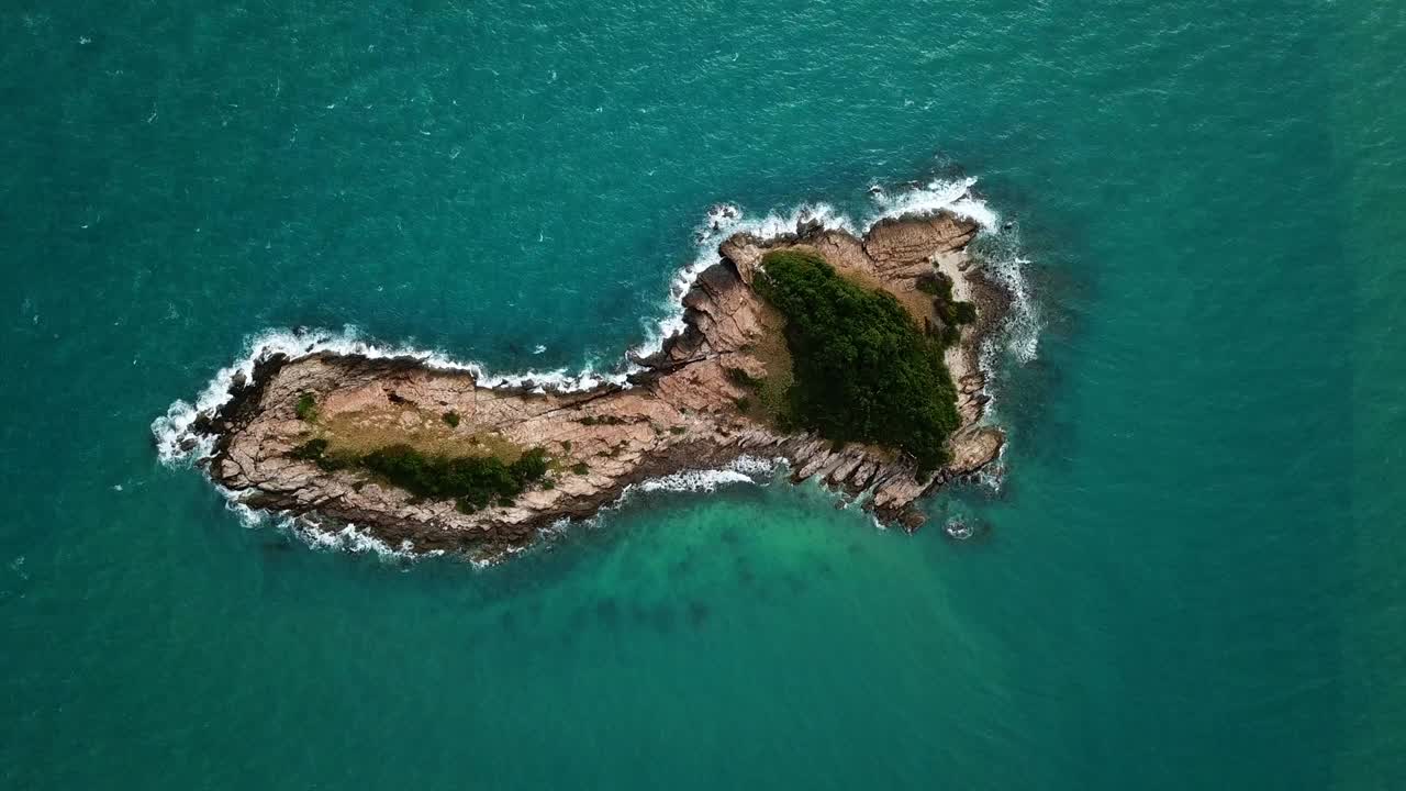 vista aérea del mar y las montañas de koh samet, tailandia.