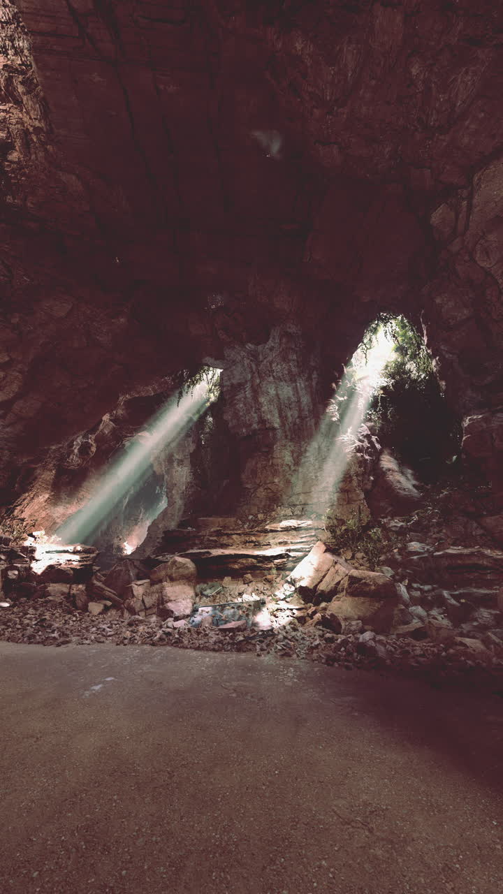 los rayos de luz solar a través de la entrada de la cueva
