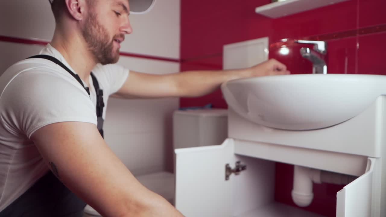 el fontanero en forma de trabajo muestra un pulgar hacia arriba que todo se hará