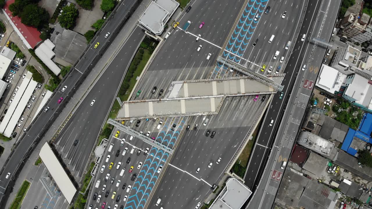 vista de arriba de la autopista, el tráfico vial es una infraestructura importante