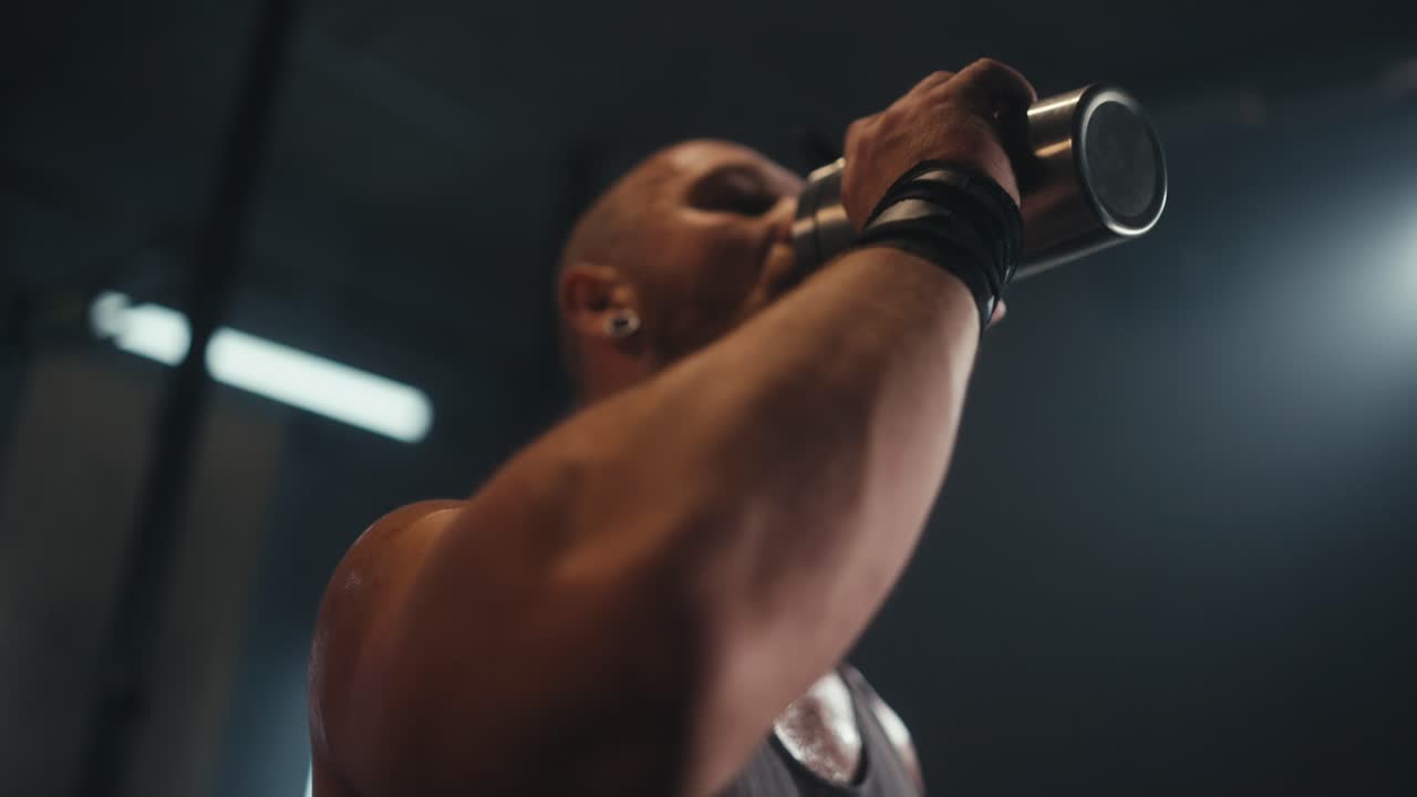 hombre bebiendo batido de proteínas después del entrenamiento