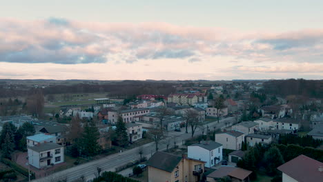 Ciudad-Pacífica-De-Lubawa-Con-Arquitecturas-Tradicionales-Contra-El-Cielo-Nublado-Al-Atardecer-En-Polonia