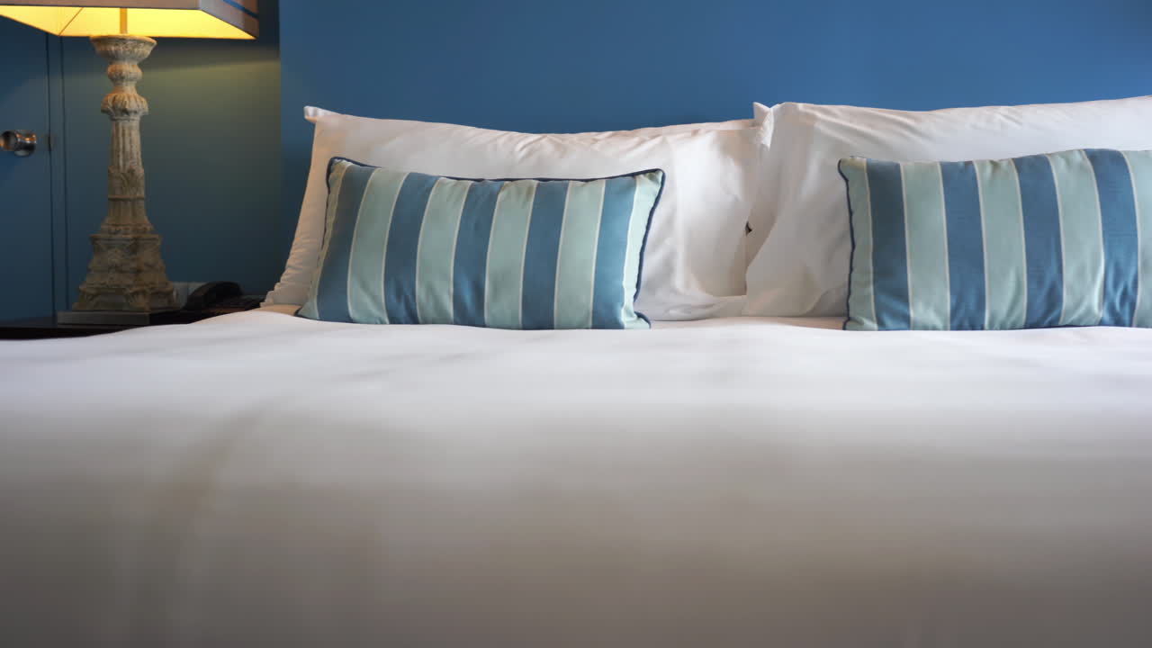 pan a través de gran cama de hotel resort hecha