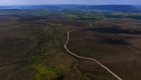 geoparque de los lagos de cuilcagh, condado de fermanagh, irlanda del norte, junio de 2023