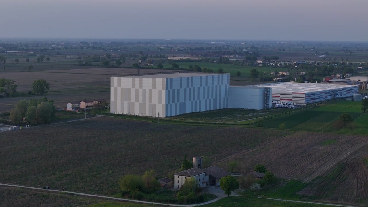 Magazzino NewCold Advanced Cold Logistics a Località Barabasca sulla SP462R, Fiorenzuola d'Arda, Piacenza, Emilia-Romagna, Italia, che offre logistica alimentare automatizzata a temperatura controllata (vista aerea).