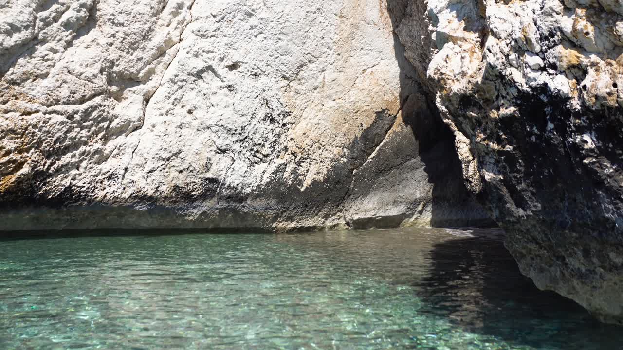 Havgrotte med krystalklart vand