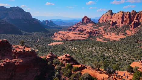 widok z drona 4k na czerwone skały w pobliżu merry go round rock sedona w arizonie