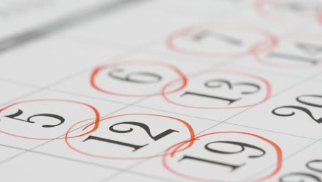 de cerca: marcando (una ronda) un número en un calendario de papel - macro